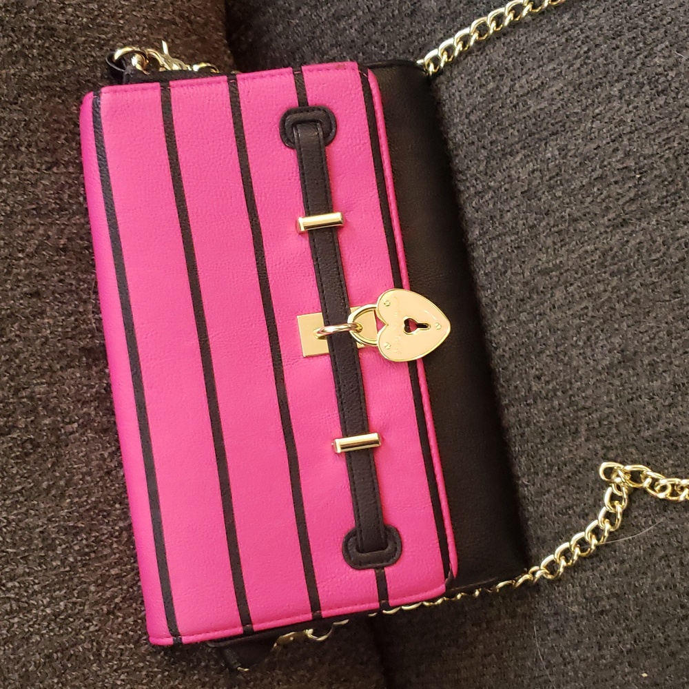 Betsey Johnson crossbody clutch bag cute pink & black removable strap
